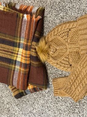 EUC UGG Women's Cable-Knit HAT AND GLOVES in Camel Brown with scarf